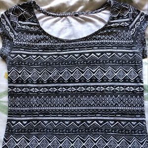 Adorable short sleeve in black and white!!